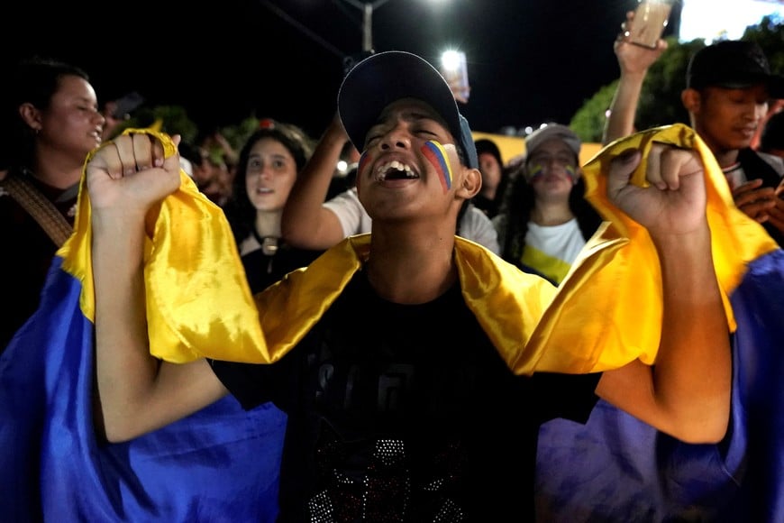 A Venezuelan man reacts as he waits for results during the presidential election, in Cucuta, Colombia, July 28, 2024. REUTERS/Juan Pablo Bayona