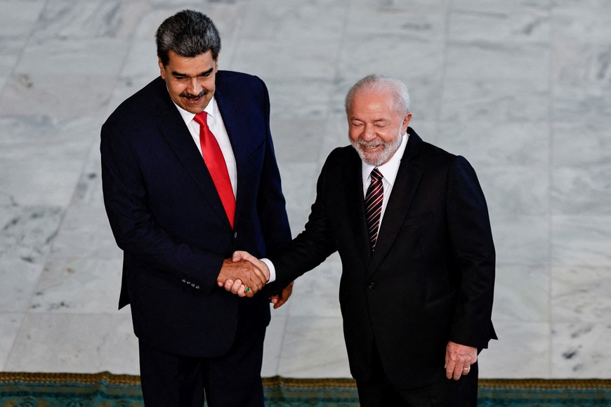 Lula da Silva junto a Nicolás Maduro durante la cumbre del UNASUR que se llevó a cabo en Brasilia, Brasil. Créditos: REUTERS. 