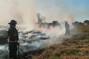 Fuego y humo. Una preocupante postal que se replicó durante todo el finde.