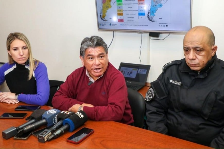 Virginia Coudannes, secretaria de Gestión Institucional del Ministerio de Justicia y Seguridad; Marcos Escajadillo, secretario de Protección Civil; y Julio Blanc, jefe del Cuartel Central de Bomberos Zapadores de Santa Fe.