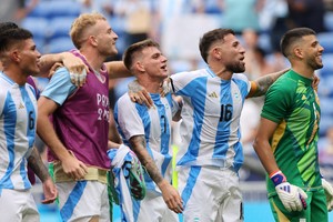 Paris 2024 Olympics - Football - Men's Group B - Ukraine vs Argentina - Lyon Stadium, Decines-Charpieu, France - July 30, 2024.
Nicolas Otamendi of Argentina and teammates celebrate after the match. REUTERS/Nir Elias