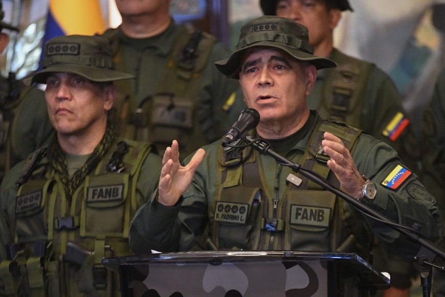 (240730) -- CARACAS, 30 julio, 2024 (Xinhua) -- El ministro venezolano para la Defensa, Vladimir Padrino López (d), habla durante un pronunciamiento junto al Alto Mando Militar venezolano, en Caracas, Venezuela, el 30 de julio de 2024. En Venezuela está en marcha una intentona de "golpe de Estado" impulsado por grupos de extrema derecha con aliados internacionales, afirmó el martes Padrino López. (Xinhua/Marcos Salgado) (ms) (ra) (vf)