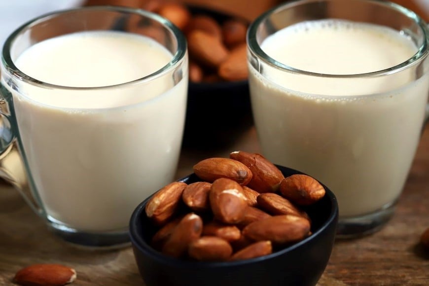Las almendras favorecen una piel más radiante y un cabello más fuerte.