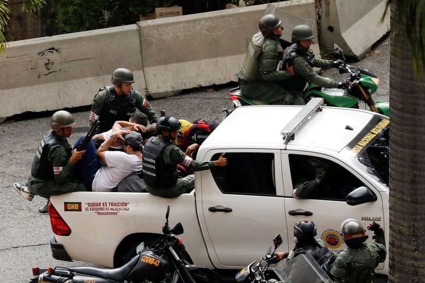 Bolivarian National Guard detain demonstrators as they gather to protest election results that awarded Venezuela's President Nicolas Maduro with a third term, in Caracas, Venezuela July 30, 2024. REUTERS/Leonardo Fernandez Viloria