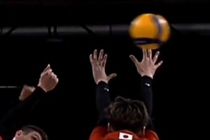 El roce de la pelota en el jugador japonés.