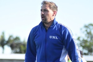 Leandro Sartor. El DT con el buzo de la Universidad Nacional del Litoral. En esta institución vivió grandes momentos deportivos que hoy le permiten crecer como profesional. Foto: Luis Cetraro.