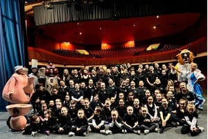 Todo listo. Los artistas posaron en el ensayo general previo a la obra.