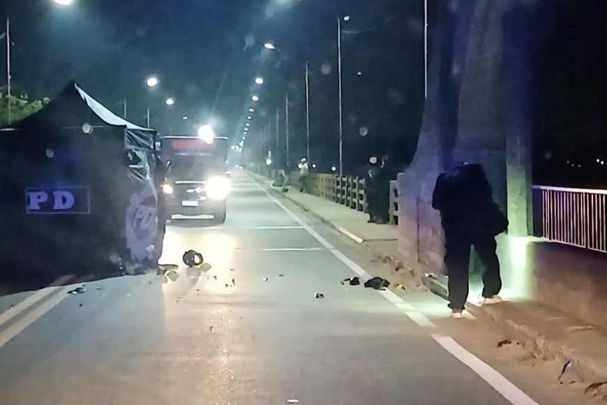 El conductor impactó contra una de las columnas del Puente Carretero.