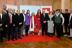 “Agradecemos la oportunidad que nos brindaron de compartir los testimonios vividos sobre la experiencia de nuestra Fiesta Provincial y Nacional del Folklore Suizo. Como broche de oro, Toro Azul, la marca de quesos de Juan Mendoza, realizó una degustación para todos los asistentes. Una gran emoción, orgullo y gratitud para San Jerónimo Norte, celebrar tantos ciudadanos que engrandecen el corazón de nuestra ciudad”, señalaron autoridades municipales.
Foto: Gentileza