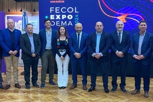 “Apoyar esta nueva edición de Fecol + Expodema me da mucha satisfacción, ya que su crecimiento contribuye al desarrollo económico de Las Colonias. La colaboración con CIMAE y CICAE permitirá activar, una vez más, la iniciativa Juntos y en Positivo, ofreciendo a los emprendedores locales una mayor visibilidad y expansión de su propuesta de valor”, explicó el Senador Pirola.
Foto: Gentileza