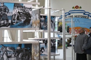 Esta exposición, incluye una selección de 48 fotografías que documentan los momentos más emblemáticos de su carrera.