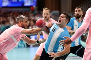 Paris 2024 Olympics - Handball - Men's Preliminary Round Group B - Argentina vs France - South Paris Arena 6, Paris, France - August 02, 2024.
Luka Karabatic of France in action with Pablo Simonet of Argentina REUTERS/Eloisa Lopez