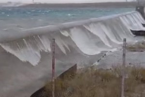 El acontecimiento sucedió en horas de la tarde, cuando las ráfagas de viento contribuyeron a que el dique colapsara