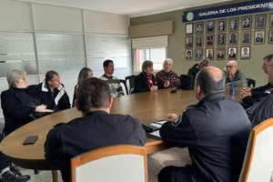 Con acento en los protocolos de actuación, los referentes de las fuerzas policiales explicaron tanto a las autoridades comunales como así también a vecinos y vecinas damnificados, la dinámica de trabajo en la zona y dieron cuenta del seguimiento de los últimos delitos.