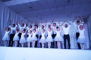 Lucia Rojas con más de 100 alumnas despidieron con gratitud a los presentes desde el escenario, saludando aplaudiendo y compartiendo una foto conjunta que culminó la velada y dejó sembrada una semilla para la que sigue, cerca de fin de año.
Foto: El Litoral
