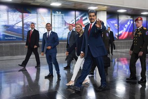 (240802) -- CARACAS, 2 agosto, 2024 (Xinhua) -- El presidente venezolano, Nicolás Maduro (frente), saluda a representantes de los medios de comunicación luego de una comparecencia en el Tribunal Supremo de Justicia (TSJ), en Caracas, Venezuela, el 2 de agosto de 2024. Nueve de los 10 candidatos que participaron en las elecciones presidenciales del 28 de julio en Venezuela comparecieron el viernes ante el TSJ para dar inicio al procedimiento que verificará los resultados. (Xinhua/Marcos Salgado) (ms) (ra) (vf)