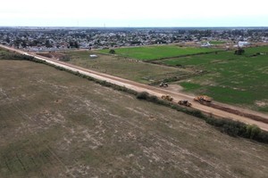 Ampliando la información, Lisandro Enrico explicó que “los trabajos requieren la construcción de un terraplén de defensa, que protege un área de 450 hectáreas aproximadamente”.