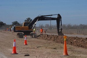 El administrador de Vialidad Provincial, Pablo Seghezzo estimó: “Si el tiempo lo permite, consideramos que para septiembre u octubre estarán pavimentadas ambas manos. Ya estamos trabajando con ese objetivo”.