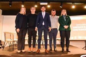 Stolbizer, Javkin, Pullaro, Peralta y Scaglia, en el acto en Rosario. Crédito: Gentileza Gen