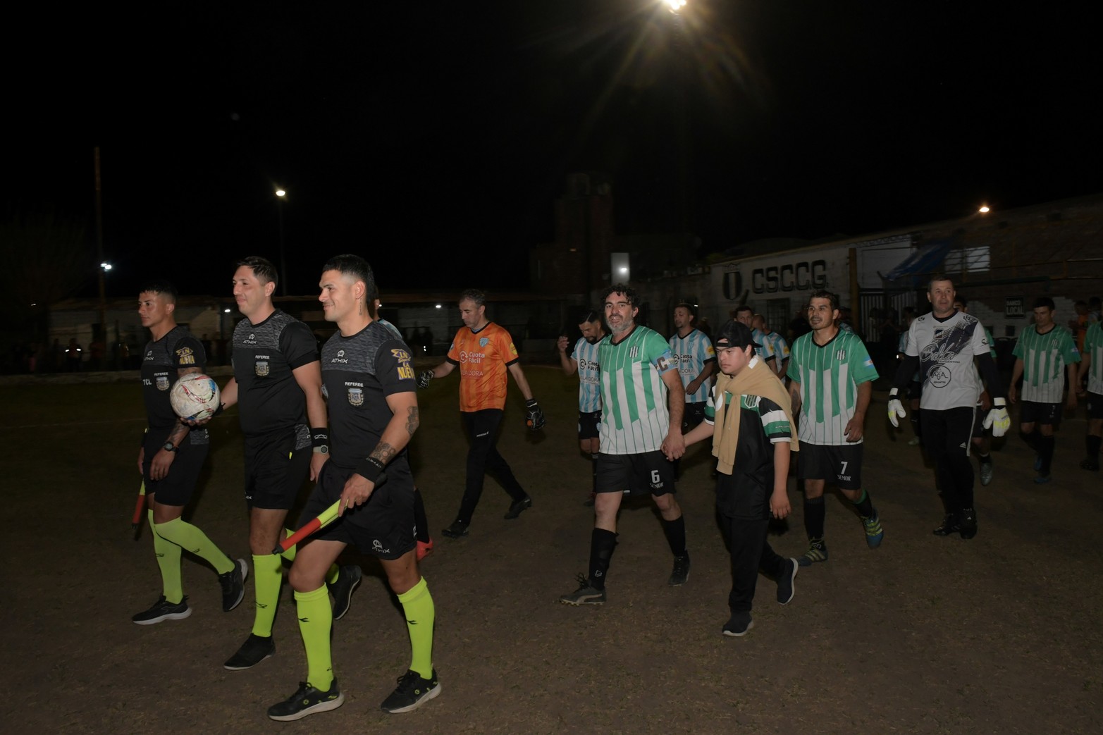 Los protagonistas entrando al escenario del fútbol a definir el Apertura