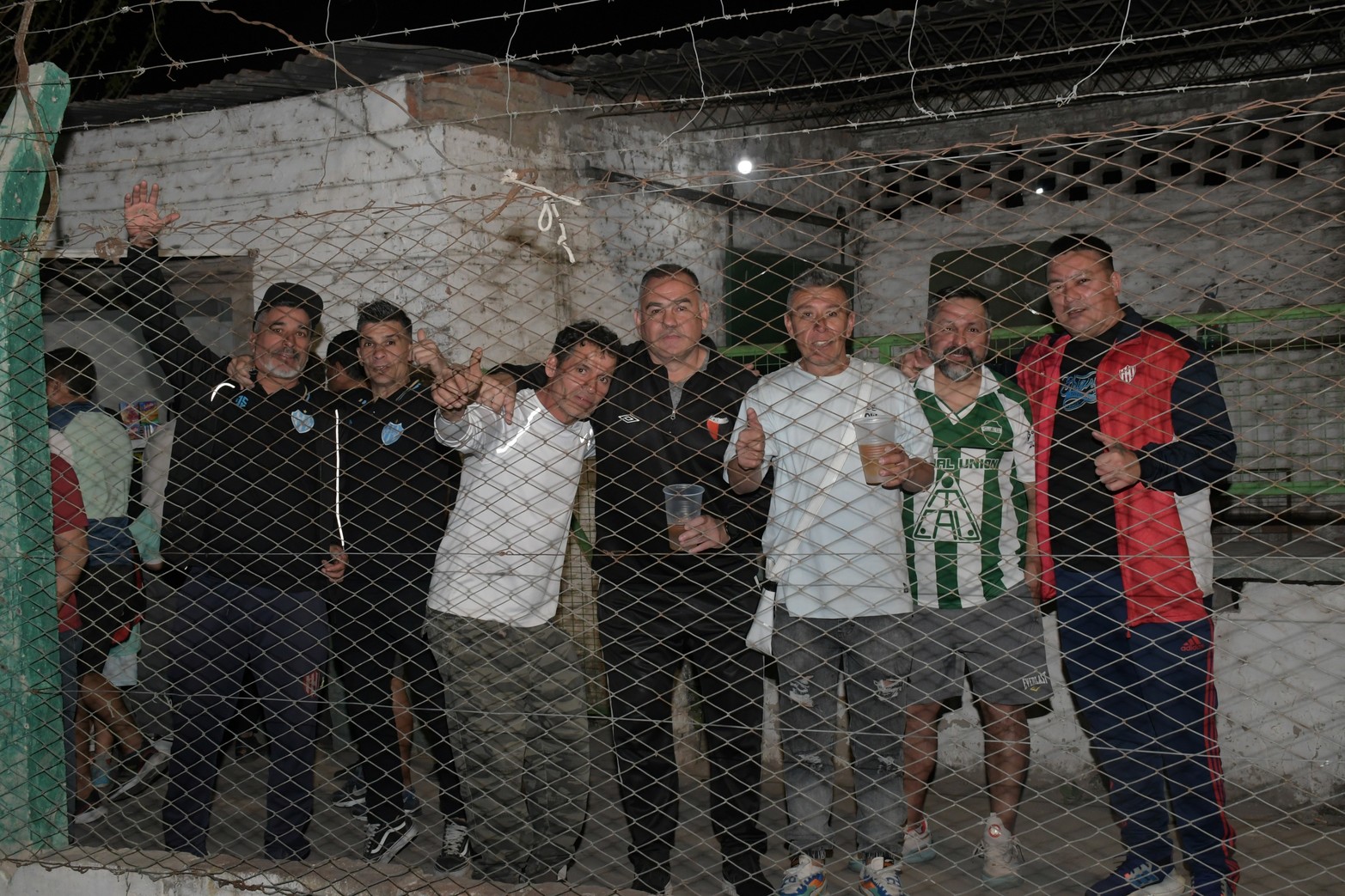 Seguidores de la liga Senior en el aguante de la final