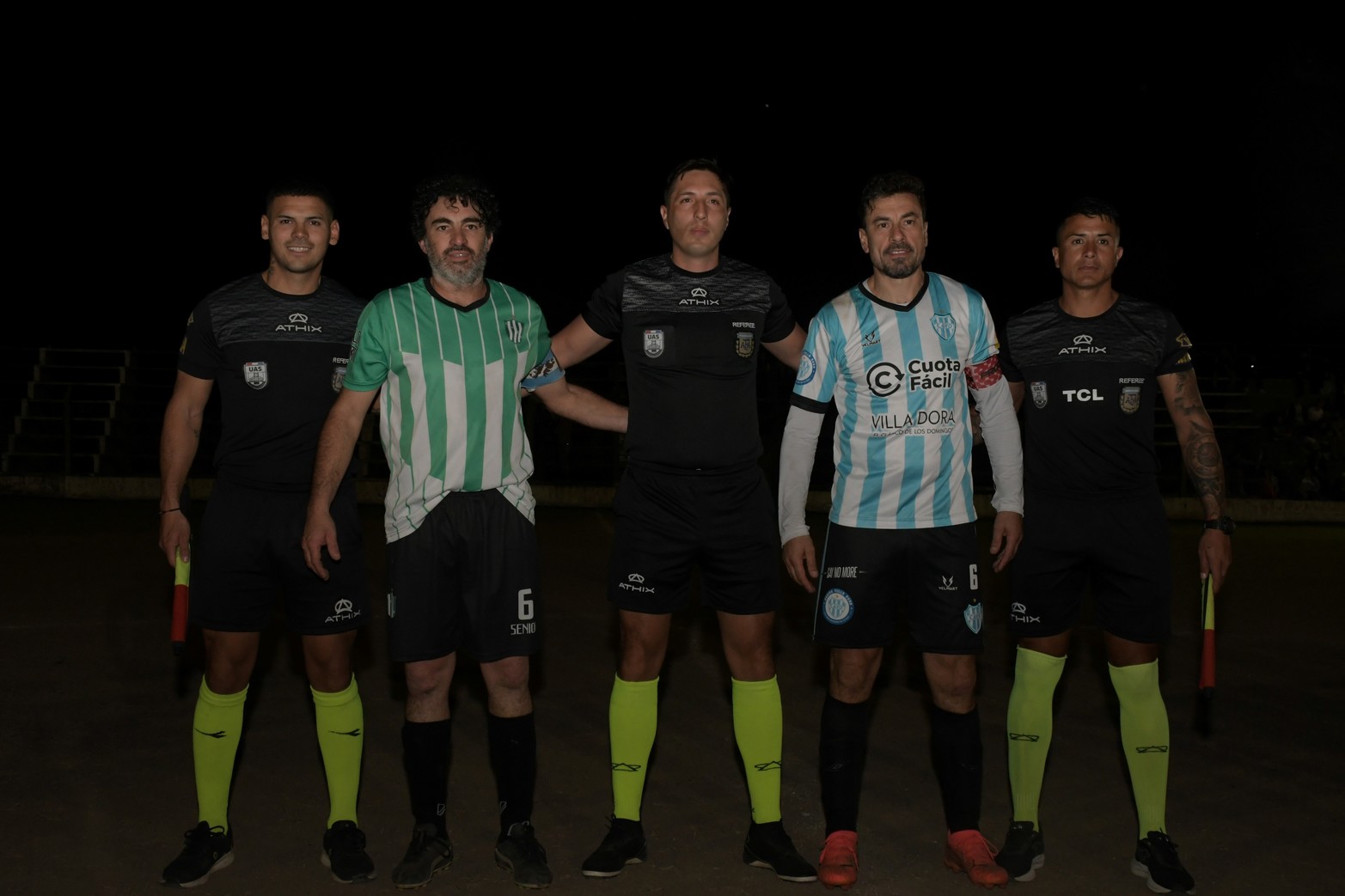 La clásica foto de los capitanes con los árbitros