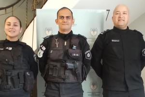 La suboficial, Giuliana Alvizo; junto al subinspector Julian Casco y el comisario Martín Angini