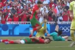 El momento en que el árbitro cae al piso.