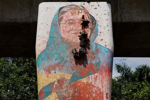 El vandalismo contra el mural de Sheikh Hasina en Daca. Crédito: Mohammad Ponir Hossain/Reuters