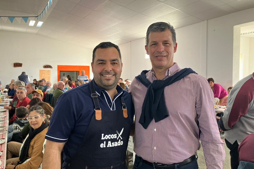 El presidente comunal con el senador Diana, en la comida.
Créditos: Brisa Giménez y Verónica Pozzi