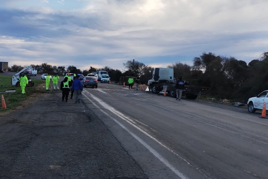 Calzada liberada en el rulo de la autopista de Arocena, tras el siniestro vial de esta madrugada. Crédito: Unidad Regional XV.