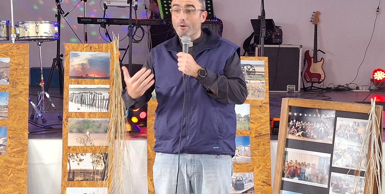 El sacerdote dando una charla alusiva a la celebración.
Créditos: Brisa Giménez y Verónica Pozzi