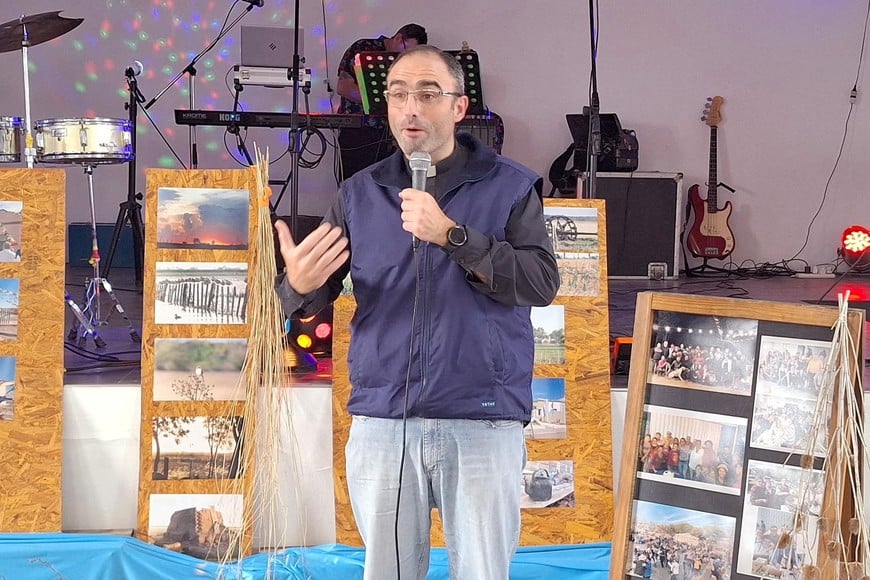 El sacerdote dando una charla alusiva a la celebración.
Créditos: Brisa Giménez y Verónica Pozzi