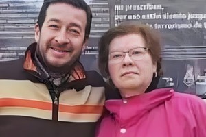 Albareda, actualmente de 53 años, junto a su madre, que fue asesinada el pasado 1 de agosto.