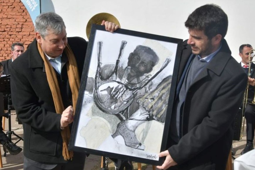 El intendente entregó al embajador un cuadro del artista plástico venadense Mauro Calderone.