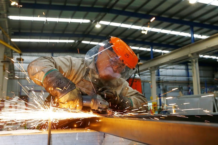 A labourer works at the Gottert machinery and tools plant factory in Garin, Argentina, May 20, 2016. REUTERS/Enrique Marcarian  garin  fabrica de maquinaria y herramientas Gottert economia fabricas industrias impacto tarifas tarifazo