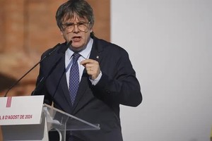 Carles Puigdemont se presentó ante sus seguidores en un acto organizado por su partido, pero después desapareció. Volvió fugazmente a Barcelona, corriendo el riesgo de ser arrestado. DW 