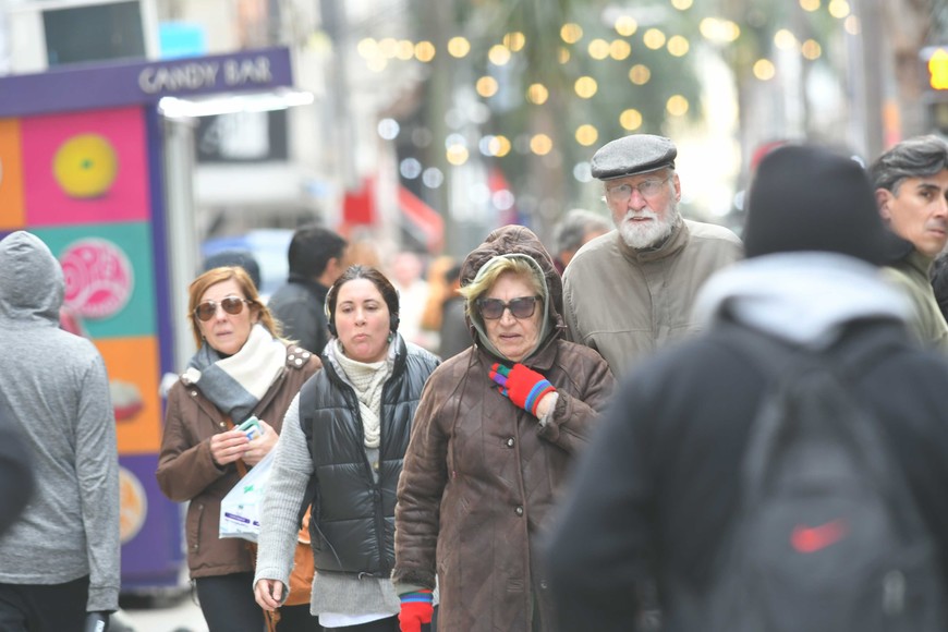 Se vuelven a ver los abrigos en las calles y paseos comerciales en la ciudad. Foto: Flavio Raina