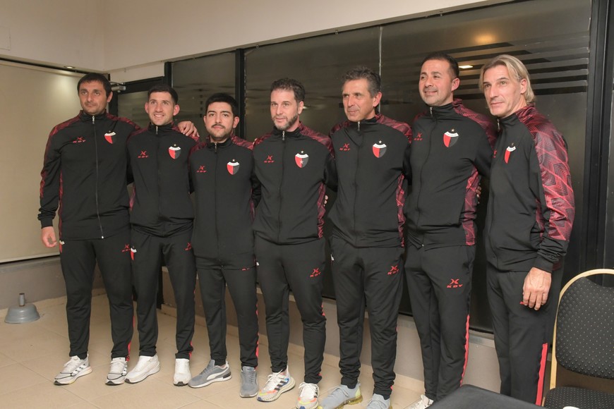 El cuerpo técnico de De Paoli en su totalidad. Crédito: Manuel Fabatía