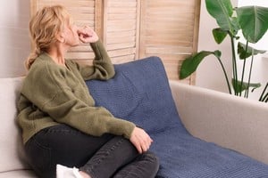 Evitar grandes reuniones puede ser una forma de lidiar con la ansiedad social .