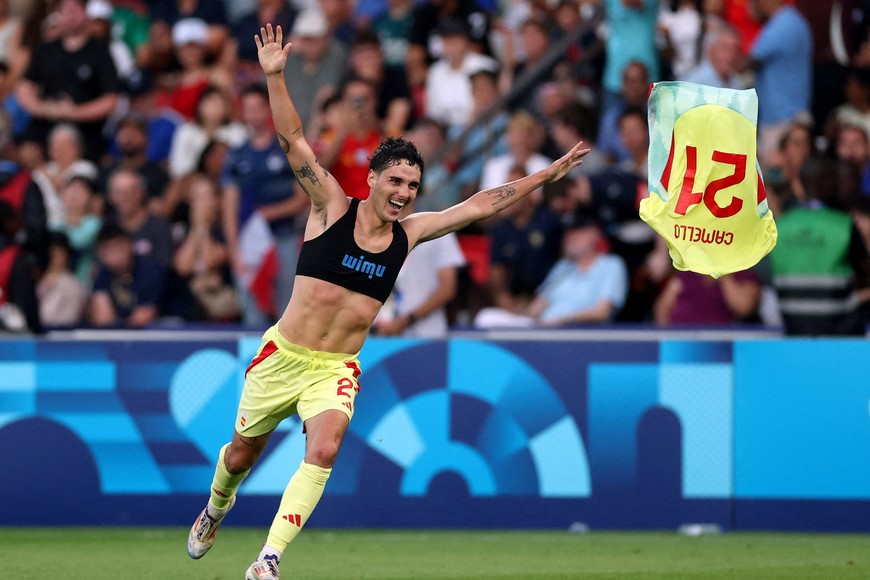Paris 2024 Olympics - Football - Men's Gold Medal Match - France vs Spain - Parc des Princes, Paris, France - August 09, 2024. 
Sergio Camello of Spain celebrates scoring their fifth goal. REUTERS/Paul Childs     TPX IMAGES OF THE DAY