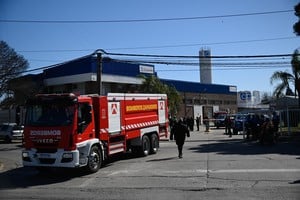 Según el informe dado a conocer este viernes 30 de agosto por el Ministerio Público de la Acusación, las actas de procedimiento entregadas a la fiscal Mariela Oliva, de la Agencia de Siniestralidad Vial y Delitos Culposos de la Fiscalía Regional 2, indican que la avioneta Cessna 152, patente LV-OJF, despegó por pista 01 del Aeroclub Rosario (ubicada a la altura del kilómetro 290 de la ruta provincial 21, en jurisdicción de Alvear, a unos 10 kilómetros al noreste de Rosario) aproximadamente a las 12 hs del 9 de agosto pasado.
