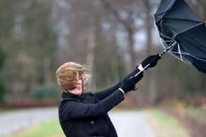 Fuertes ráfagas de viento continúan afectando a gran parte del país.