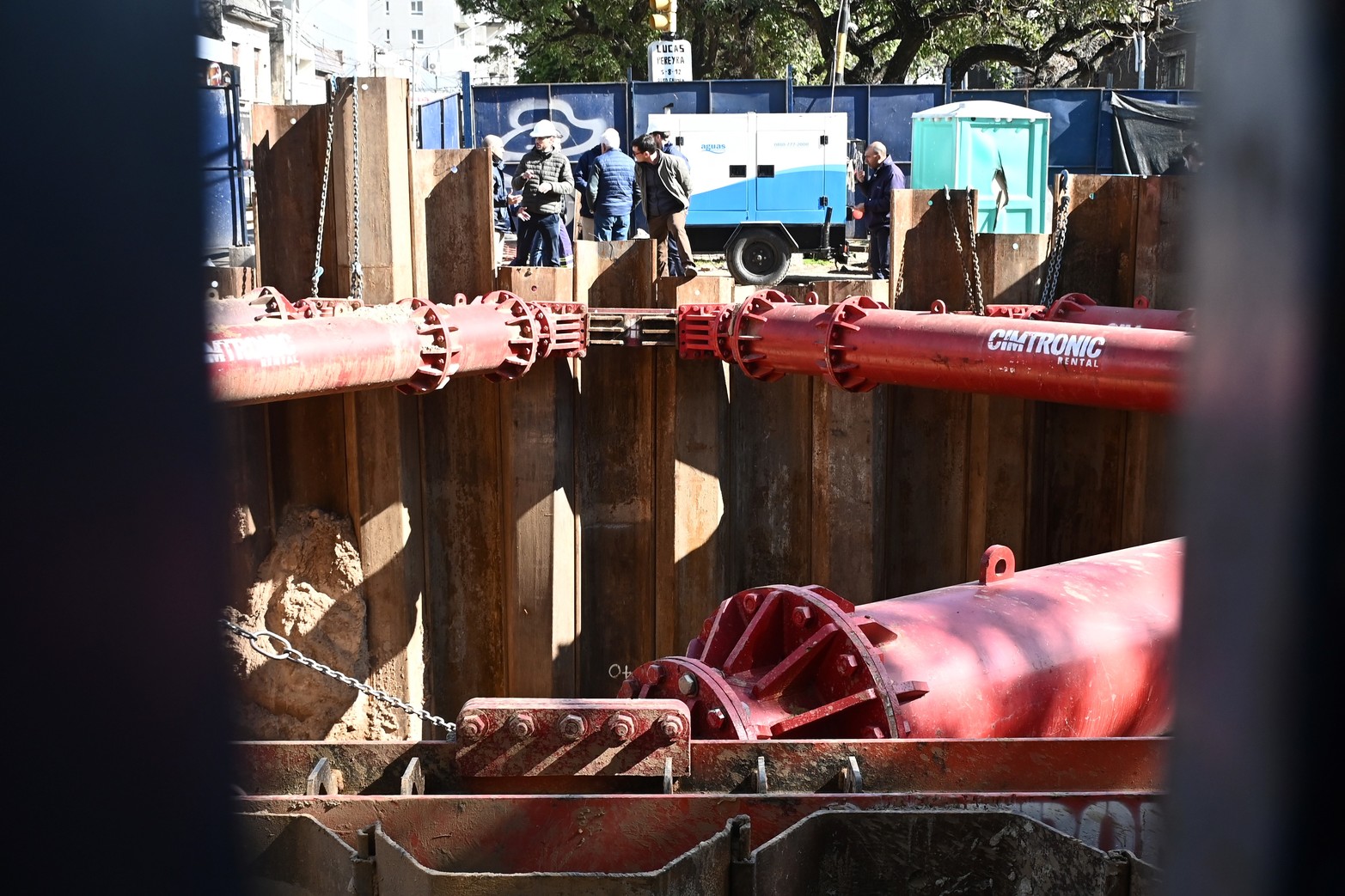 Hundimientos en Boulevard Pellegrini. Interrumpen el tránsito en la esquina de 9 de Julio por trabajos en el socavón. Se trata de una entibación (estructura de contención provisional), de tablestacas metálicas con un apuntalamiento de enorme solicitud mecánica.



