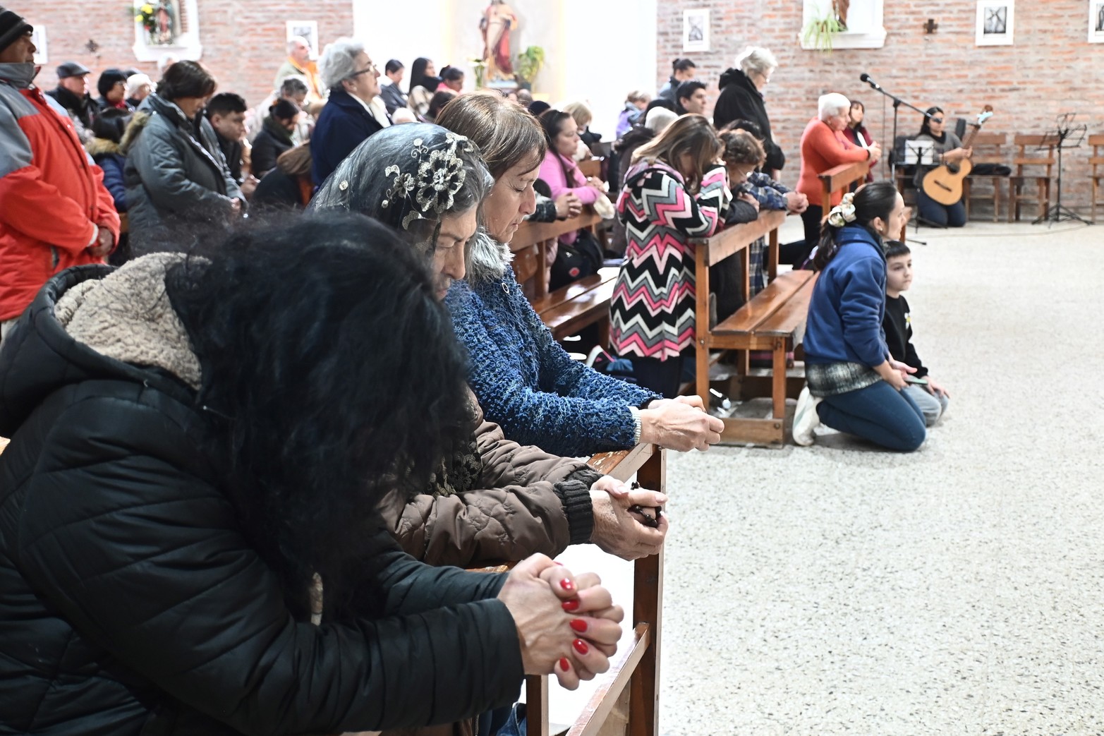 San Cayetano reúne a miles de fieles en su santuario. Los devotos del santo se acercan para elevar sus agradecimientos y peticiones en un contexto socioeconómico adverso.

