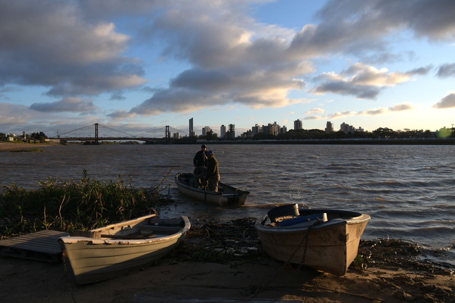 Impresiones urbanas. La semana comenzó con el ingreso de un frente cálido y húmedo, que cubrió el cielo de nubes. Una llovizna roció a los santafesinos por momentos, pero hubo quienes hicieron brotar sus colores en la atmósfera gris. Hacia el final de la semana, apareció una masa de aire frío y seco, que devolvió a la provincia su tibio sol de invierno.
Guillermo Di Salvatore / Manuel Fabatía
