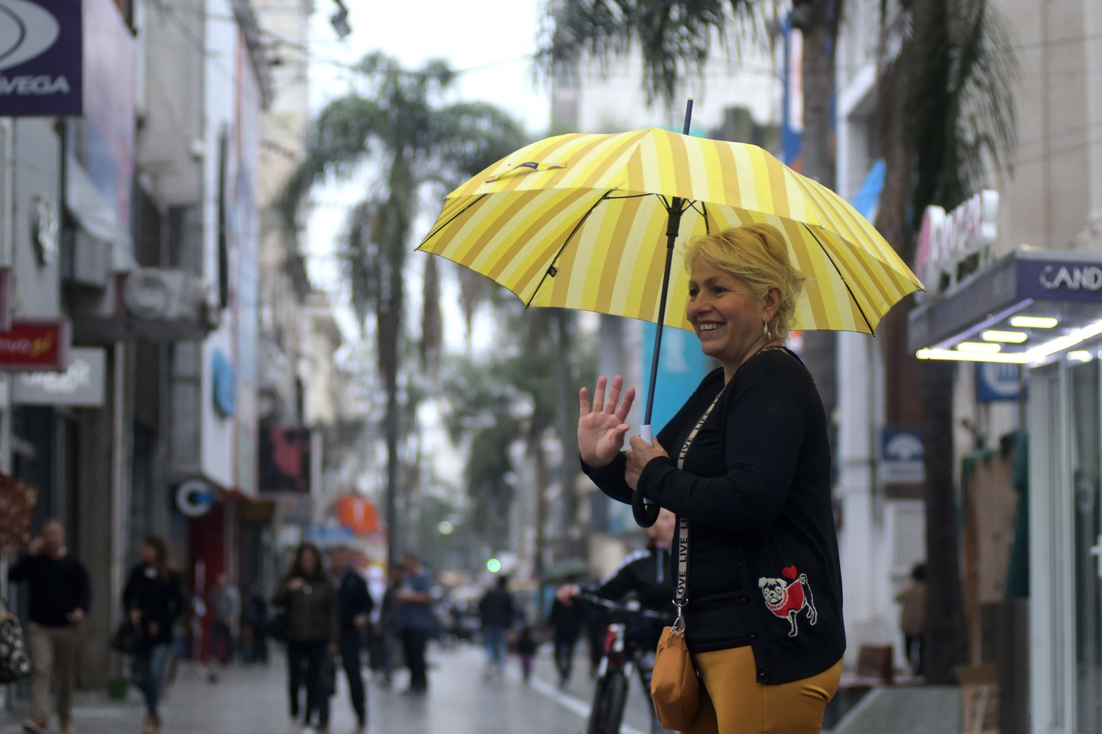 Impresiones urbanas. La semana comenzó con el ingreso de un frente cálido y húmedo, que cubrió el cielo de nubes. Una llovizna roció a los santafesinos por momentos, pero hubo quienes hicieron brotar sus colores en la atmósfera gris. Hacia el final de la semana, apareció una masa de aire frío y seco, que devolvió a la provincia su tibio sol de invierno.
