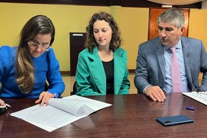 Primo, Senn y Bastía durante la firma del convenio.
Foto: Gentileza