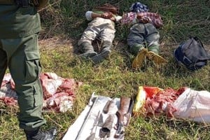 Transportaban bolsas de arpillera unos 80 kilogramos de carne vacuna, una escopeta calibre 16, y una mochila con cuchillos, vainas y chairas usadas en el delito.