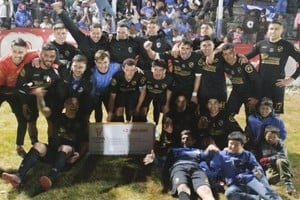 El tradicional festejo con el cheque por 2 millones de pesos que se le entregó por el pase de ronda. Foto: Fabián Gallego.